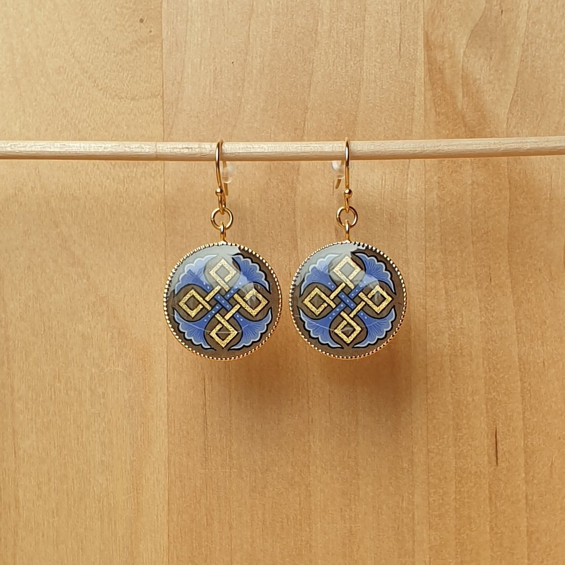 Boucles d'oreille enluminure entrelac or et palmettes bleues