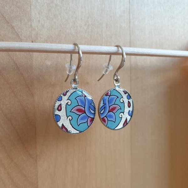 Illuminierte Ohrringe Blume und Arabeske gr&uuml;n/silber/blau/rosa