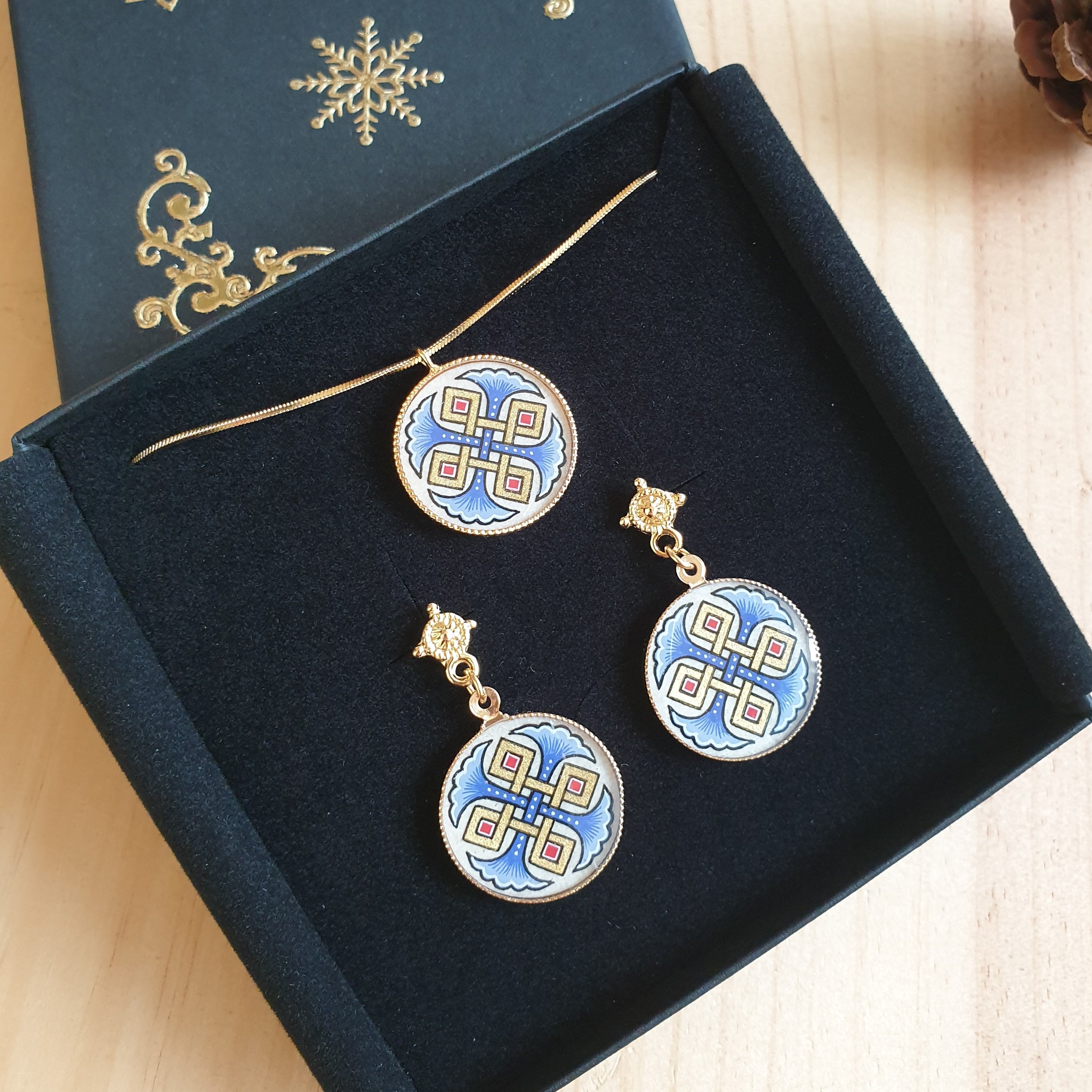 Illuminierte Ohrringe Rote oder blaue Palmetten und goldene Entrelacs