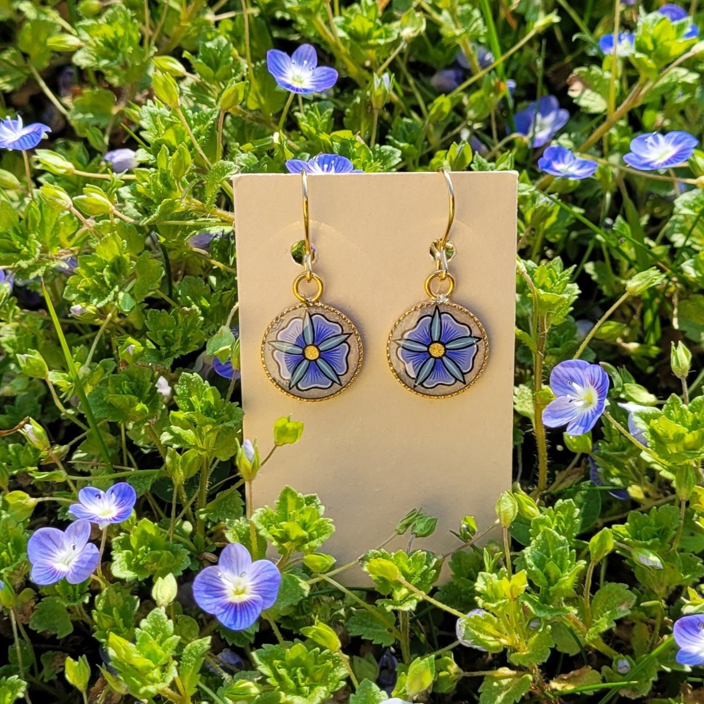 Boucles d'oreille enlumin&eacute;es petites fleurs printani&egrave;res