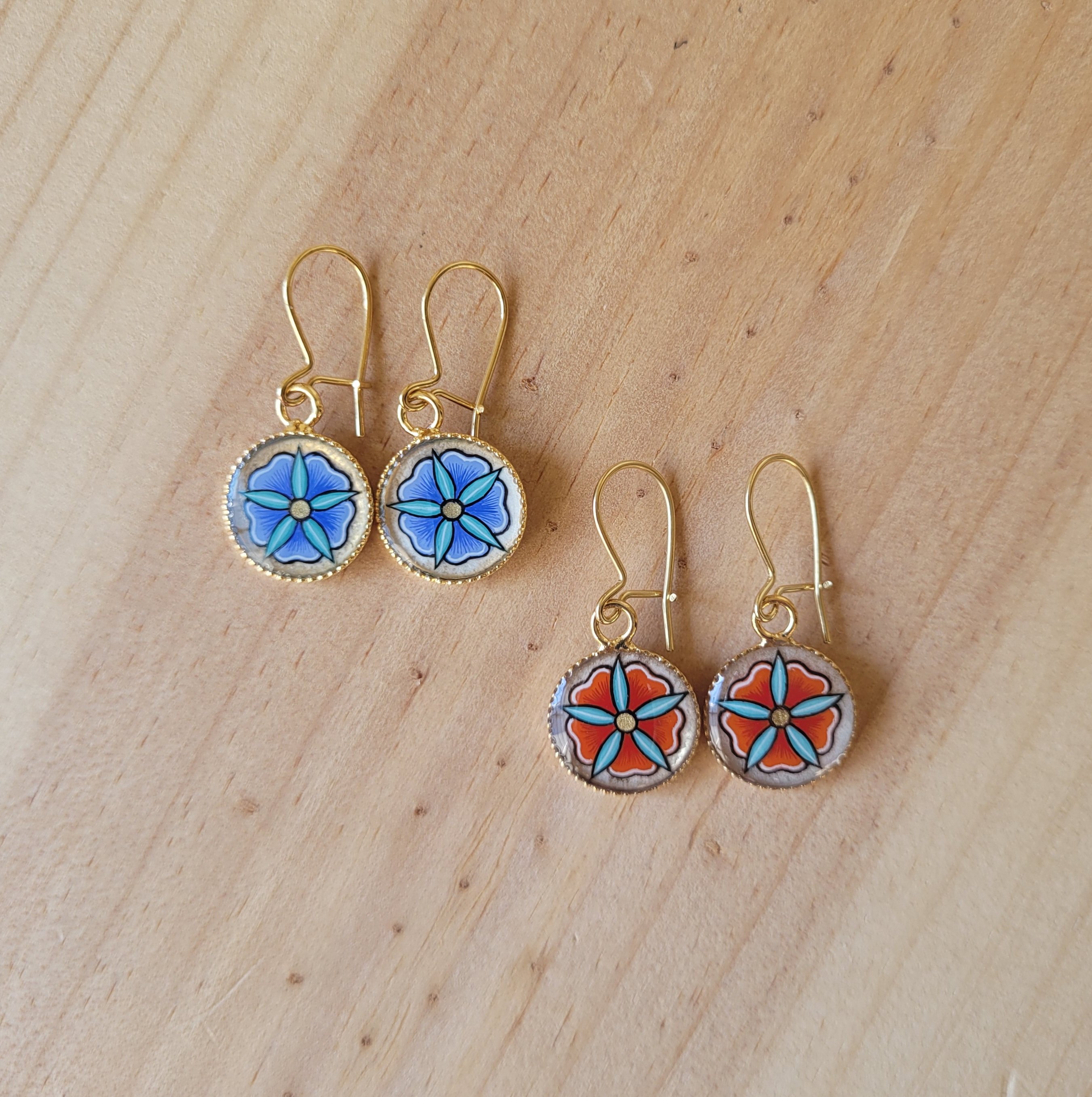 Boucles d'oreille enlumin&eacute;es petites fleurs printani&egrave;res