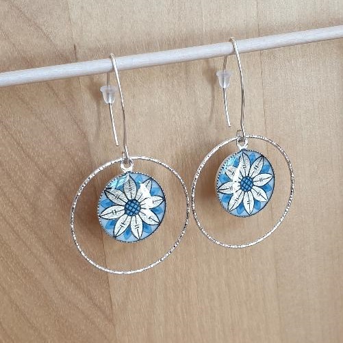 Boucles d'oreille pendantes enluminure fleur argentée bleu paon avec anneau diamanté