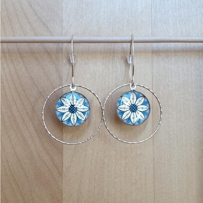 Boucles d'oreille pendantes enluminure fleur argentée bleu paon avec anneau diamanté