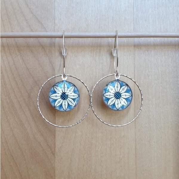 Boucles d'oreille pendantes enluminure fleur argentée bleu paon avec anneau diamanté