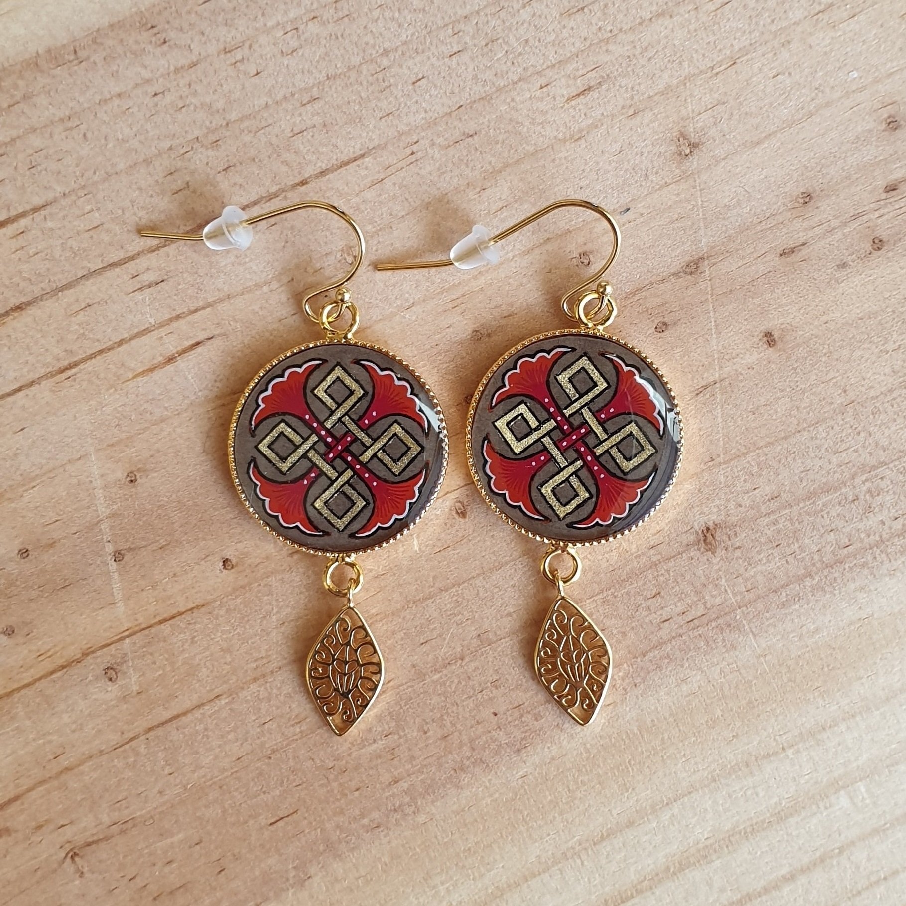 Boucles d'oreille pendantes entrelacs or et palmettes bleues ou rouges