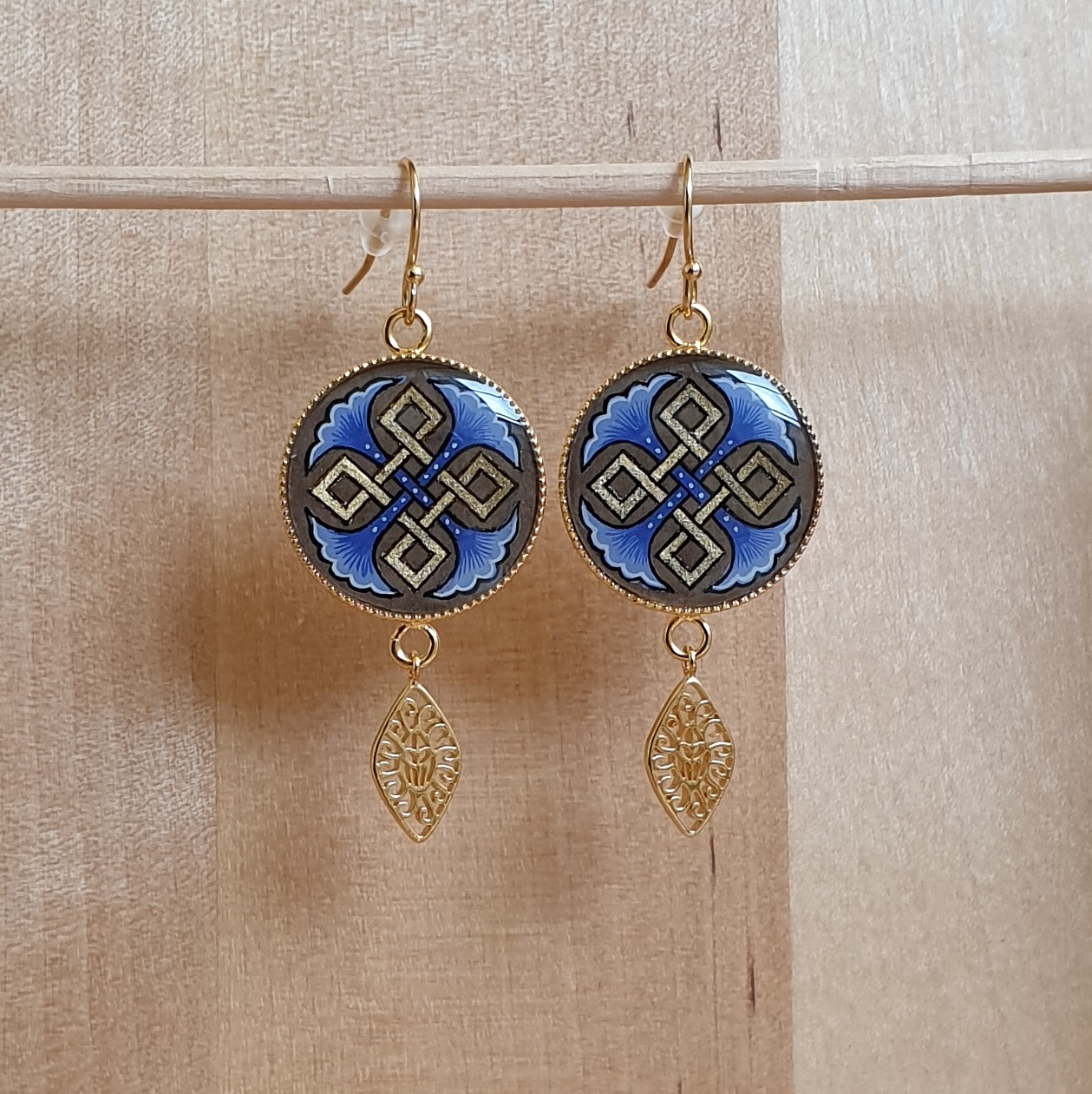 Boucles d'oreille pendantes entrelacs or et palmettes bleues ou rouges