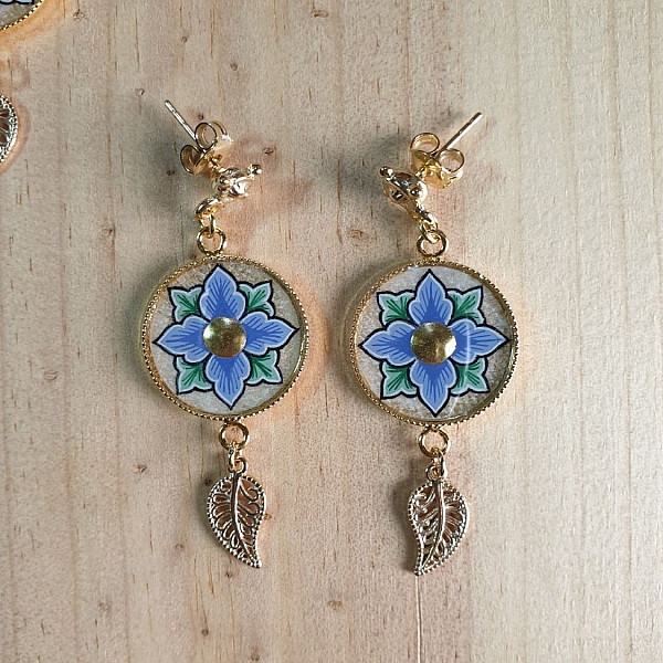 H&auml;ngende Ohrringe enlumin&eacute;e Fr&uuml;hlingsbl&uuml;te rosa oder blau