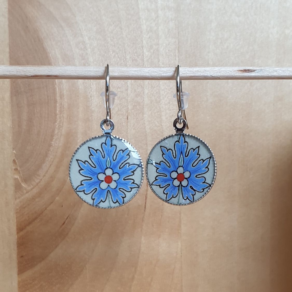 Illuminierte Hängeohrringe orientalische Blume blau