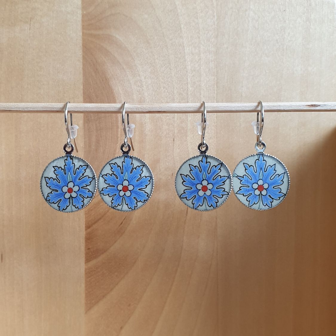 Illuminierte Hängeohrringe orientalische Blume blau