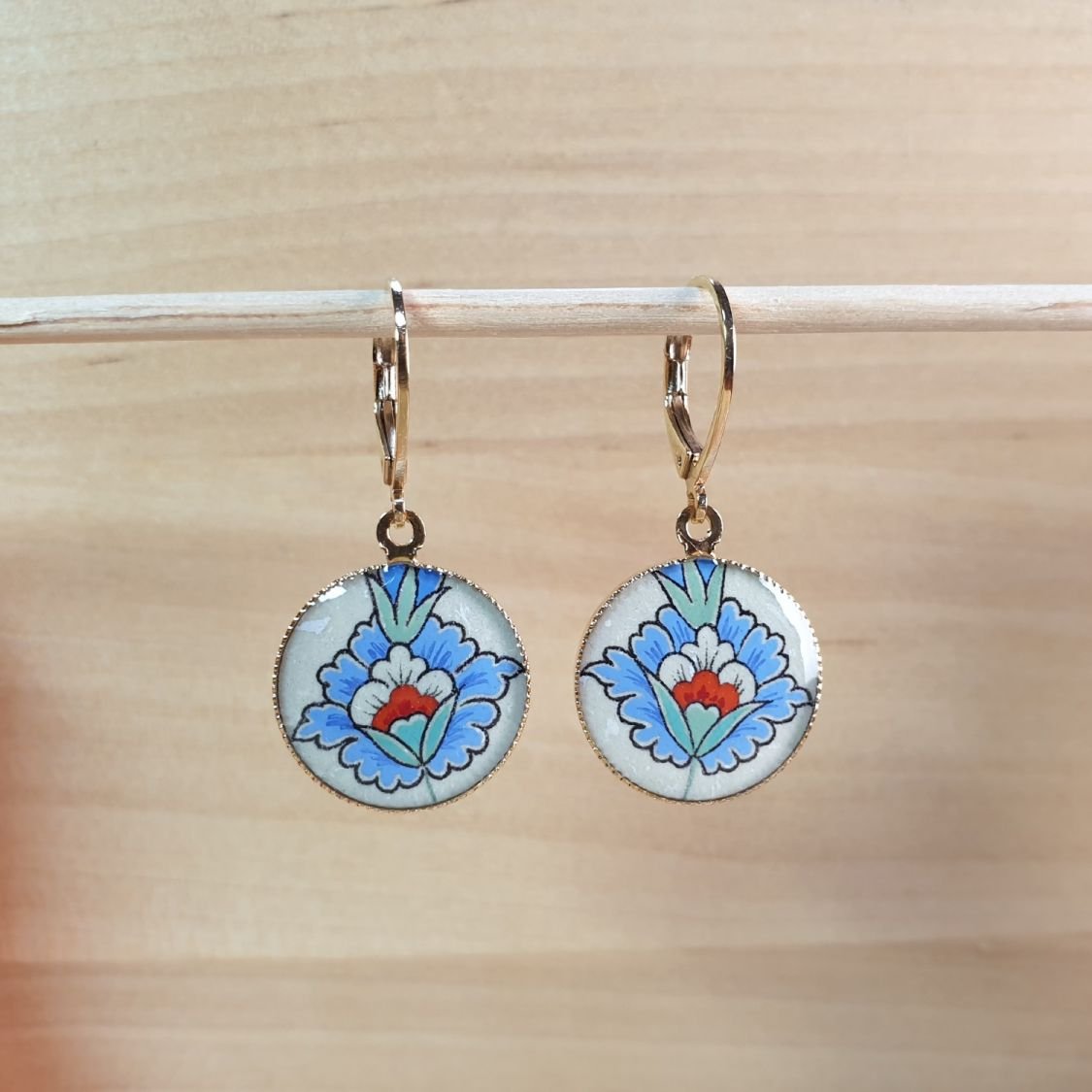 Illuminierte Ohrringe orientalische Blume blau