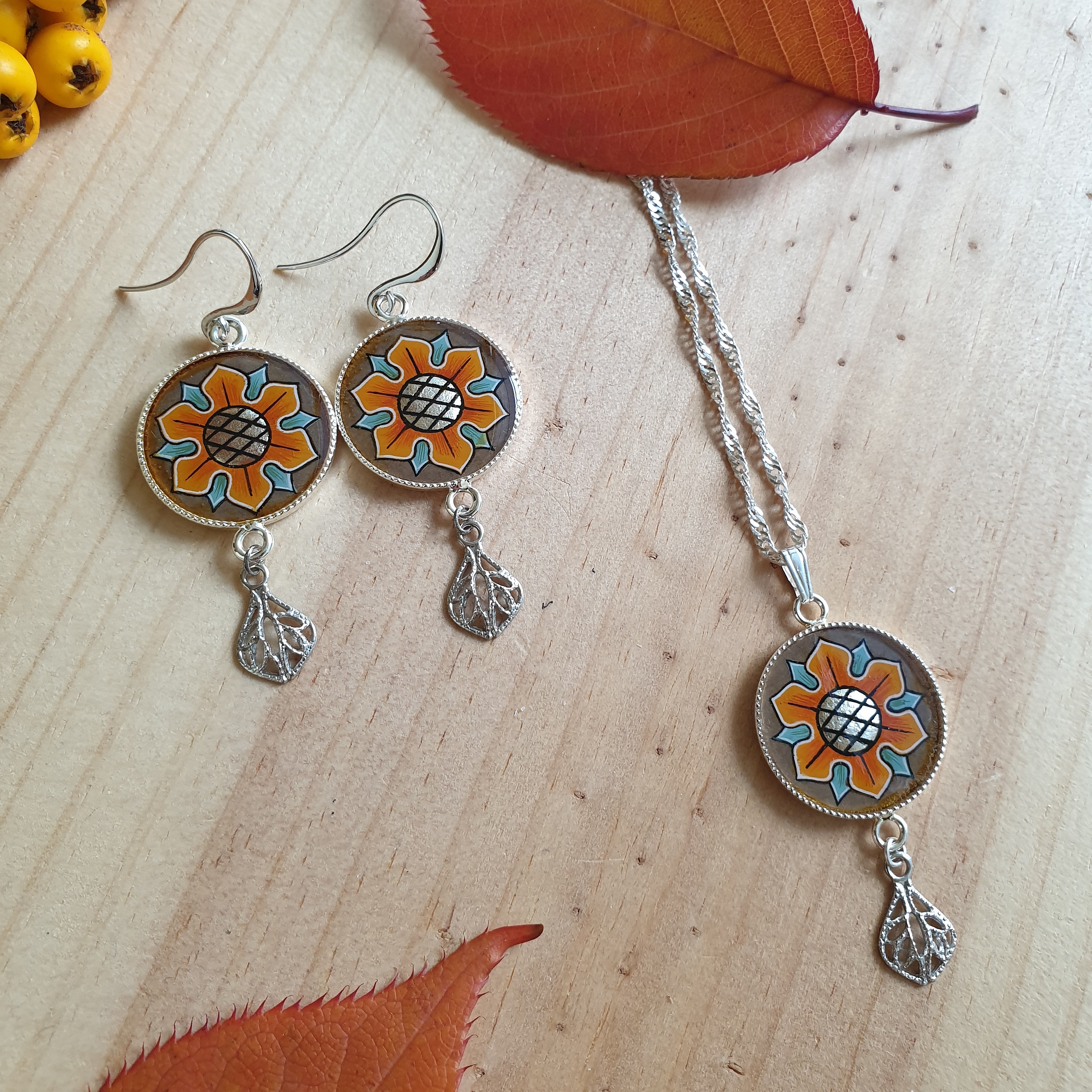 Boucles d'oreille pendantes enlumin&eacute;es aux couleurs de l'automne