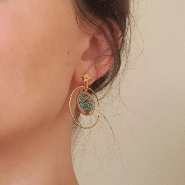 Boucles d'oreille pendantes enlumin&eacute;es fleur orientale