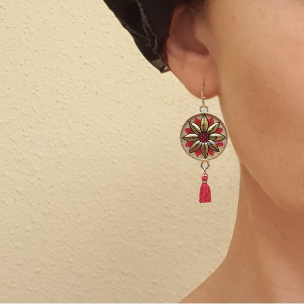 H&auml;ngende Ohrringe mit illuminierter goldener/blauer Blume