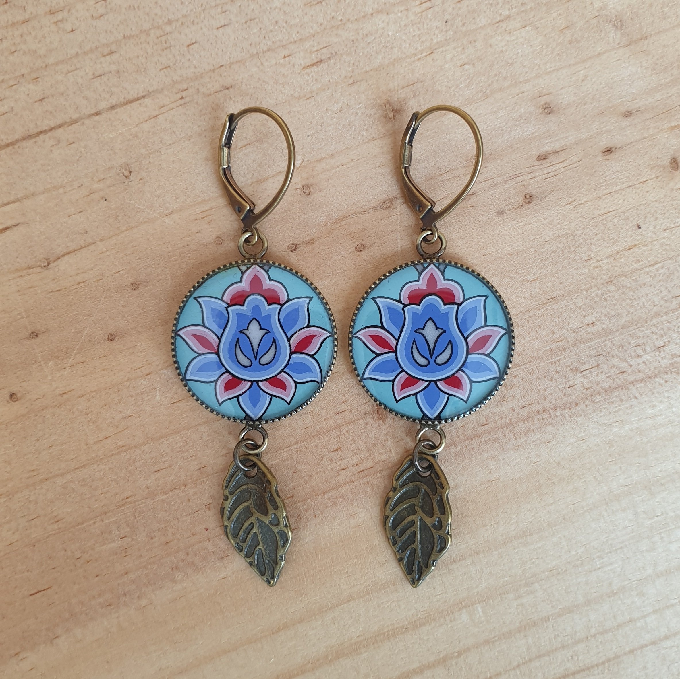 H&auml;ngende Ohrringe mit Illumination Blume gr&uuml;n/blau/rosa