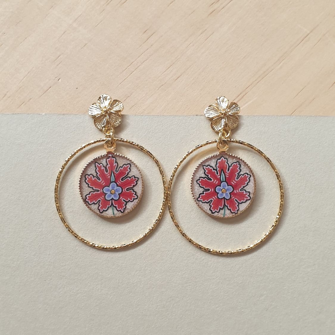 Boucles d'oreille pendantes fleur orientale rouge