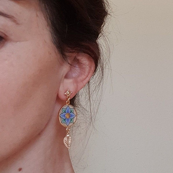 H&auml;ngende Ohrringe enlumin&eacute;e Fr&uuml;hlingsbl&uuml;te rosa oder blau