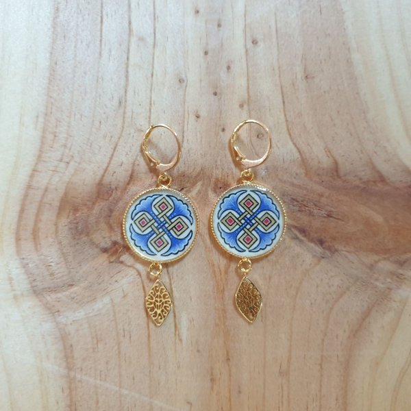 Illuminierte H&auml;ngeohrringe Rote oder blaue Palmetten und goldene Entrelacs