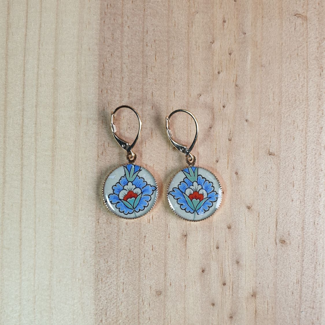 Illuminierte Ohrringe orientalische Blume blau