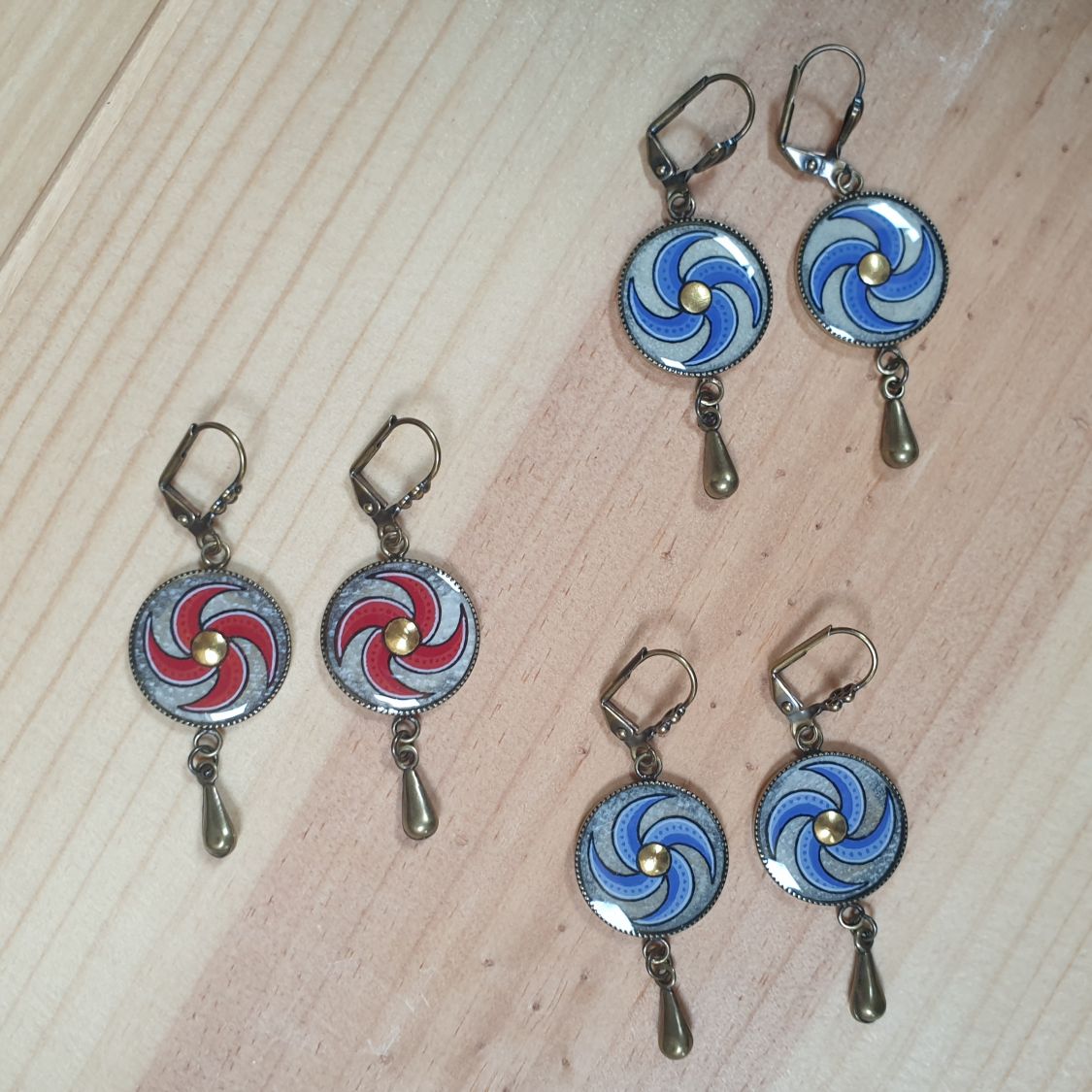 Boucles d'oreille pendantes enluminées spirale bleue