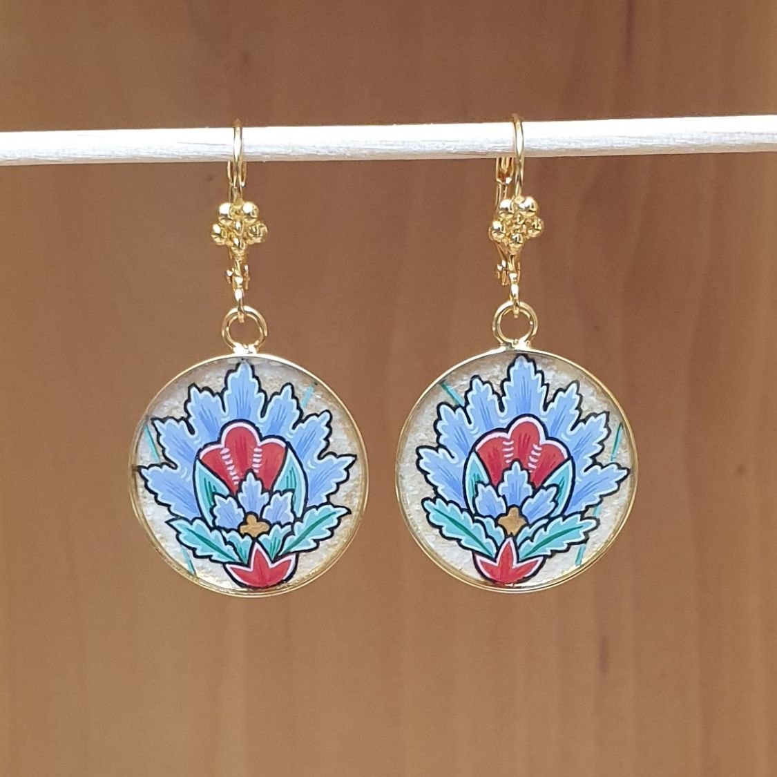 Illuminierte Hängeohrringe orientalische Blume blau