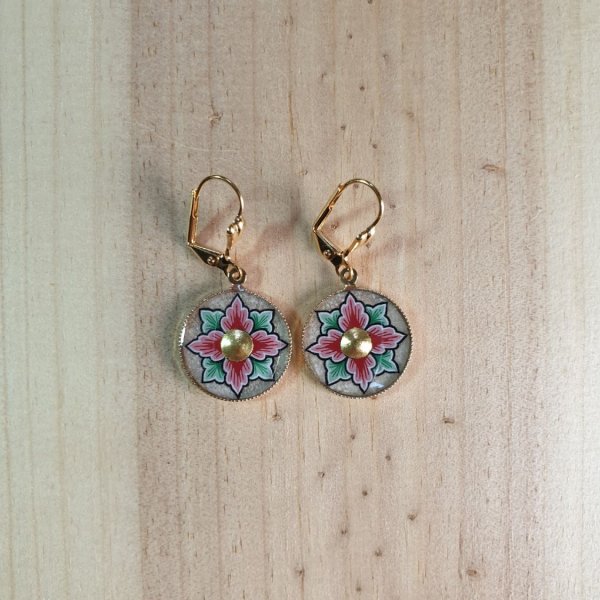 Boucles d'oreille pendantes printani&egrave;res fleur rose ou bleue