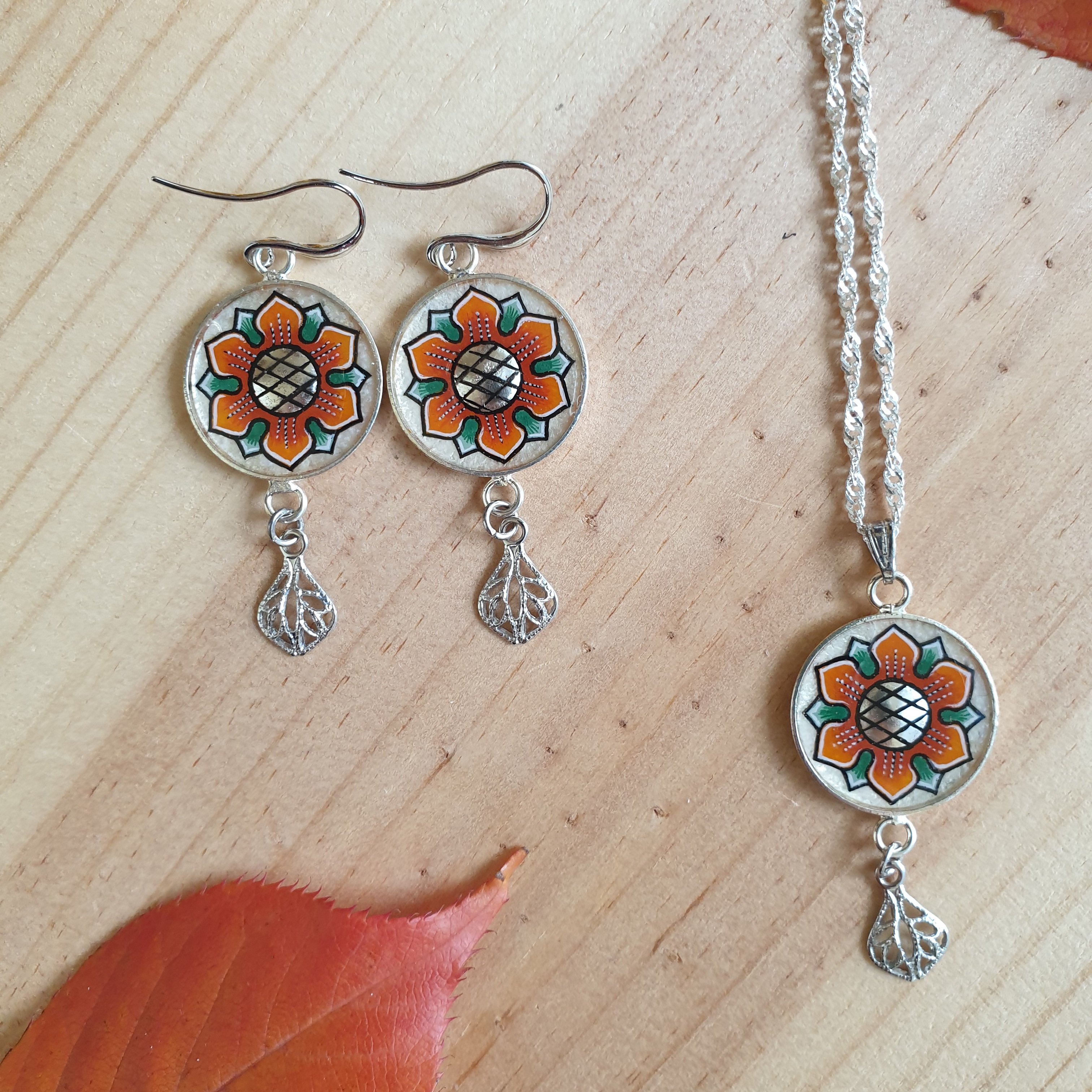 H&auml;ngende Ohrringe enlumin&eacute;e Fr&uuml;hlingsblume orange/wei&szlig;gold