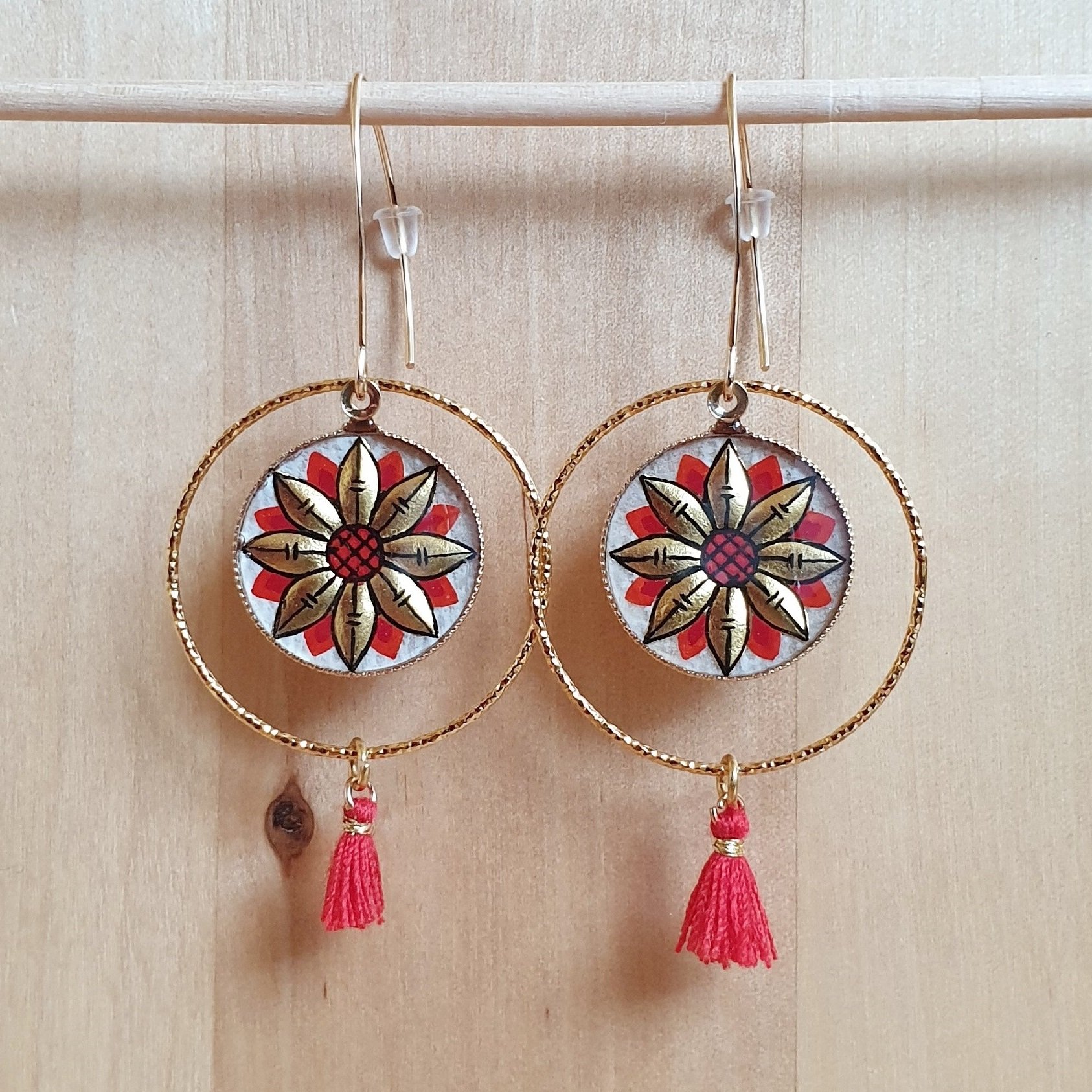 Boucles d'oreille pendantes fleur or/rouge