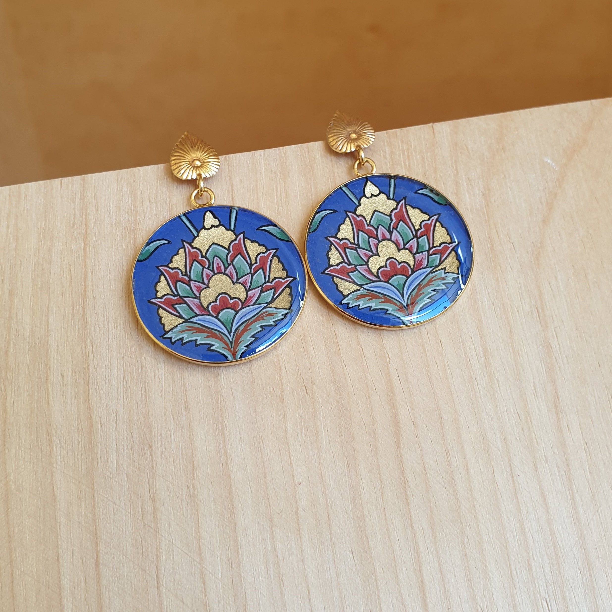 Boucles d'oreilles fleur orientale sur fond bleu