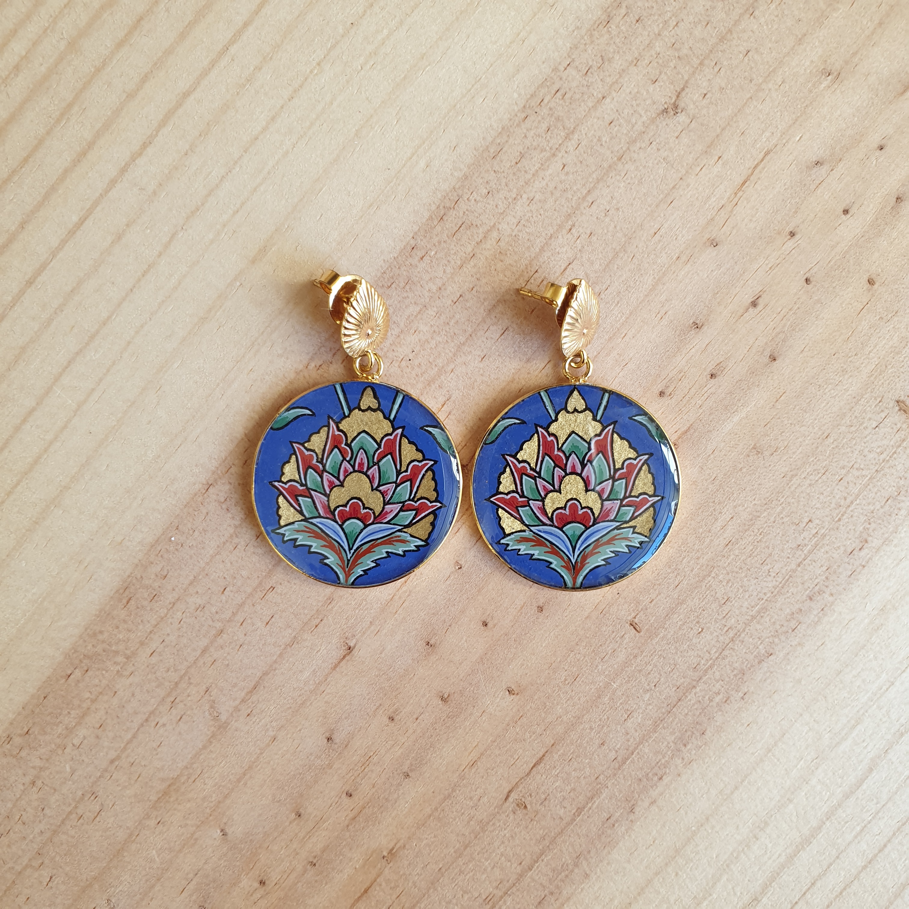 Boucles d'oreilles fleur orientale sur fond bleu