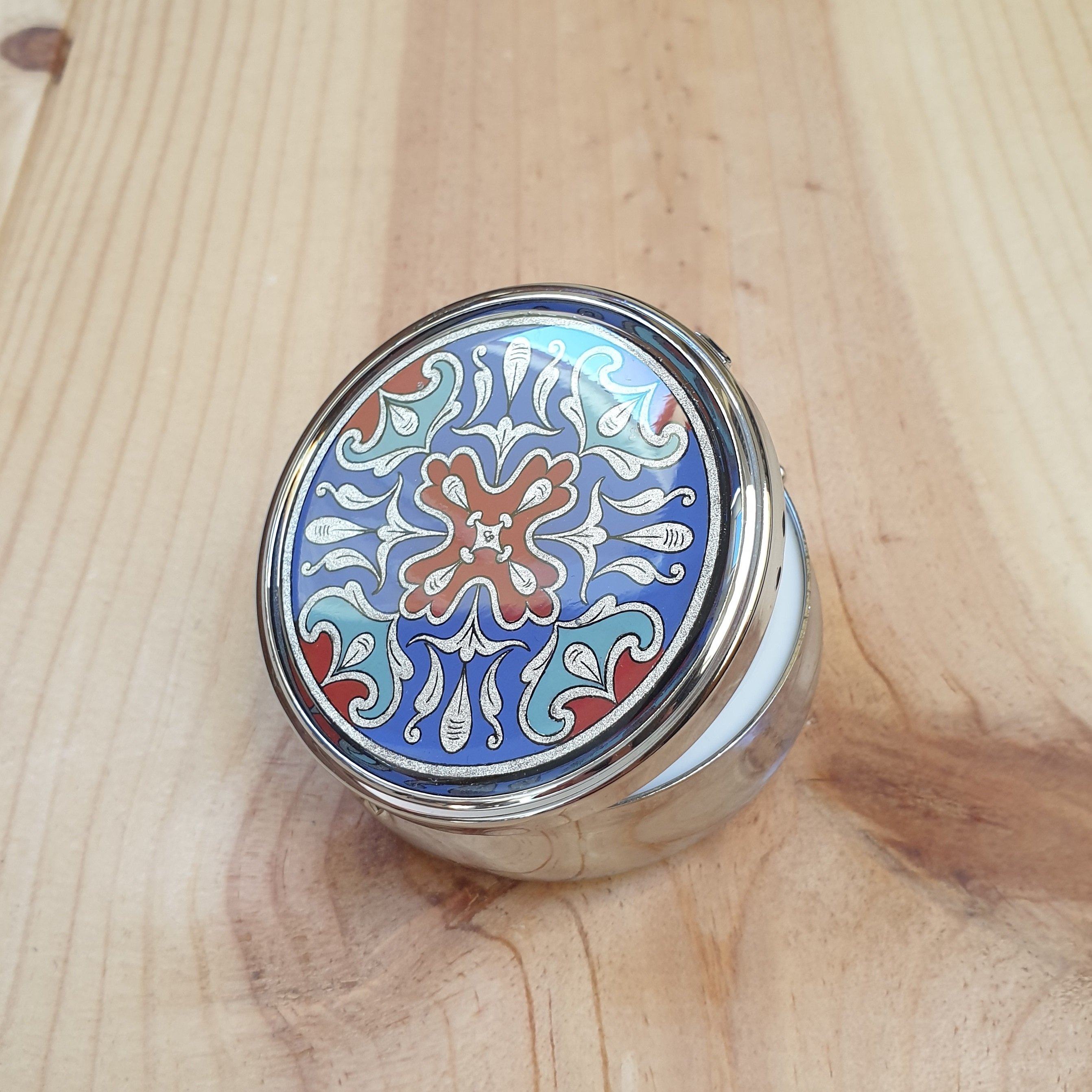 Bo&icirc;te pilulier enluminure arabesques argent
