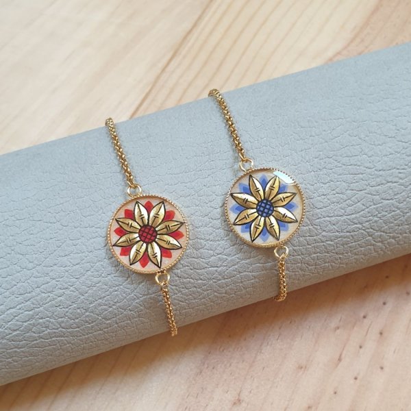 Verstellbares Armband mit Zwischenlage aus goldener/blauer Blumenillumination auf goldener Kette