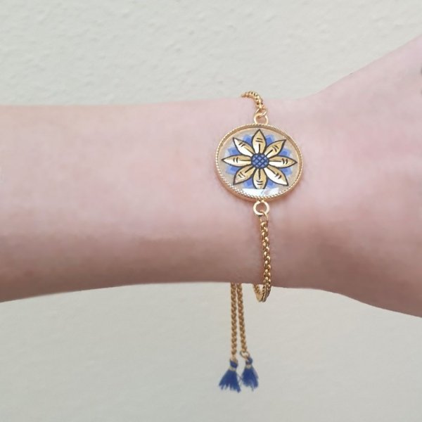 Verstellbares Armband mit Zwischenlage aus goldener/blauer Blumenillumination auf goldener Kette