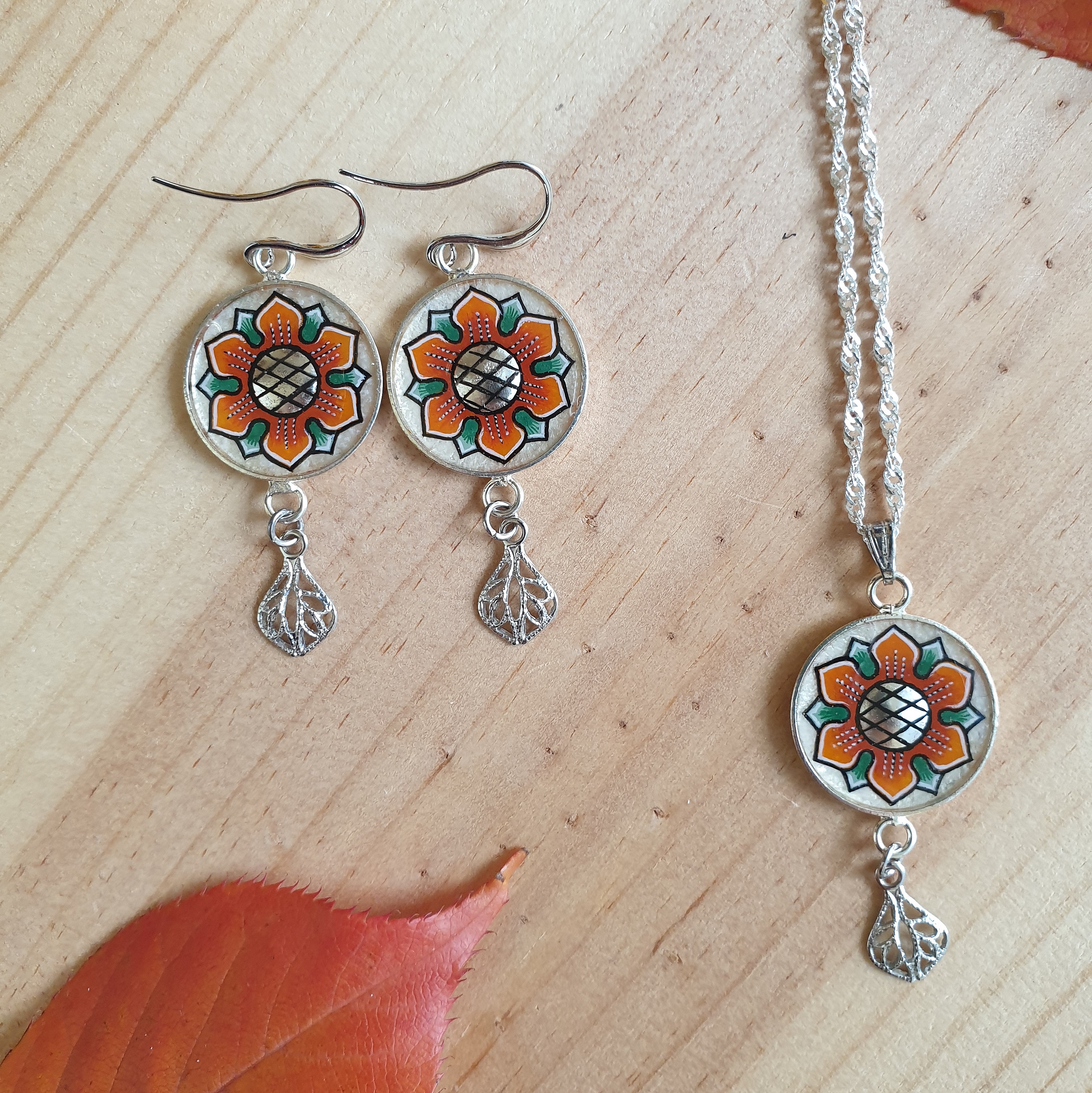 Halskette mit Fr&uuml;hlingsblumen-Anh&auml;nger orange/wei&szlig;goldene Blumen an silberner Kette