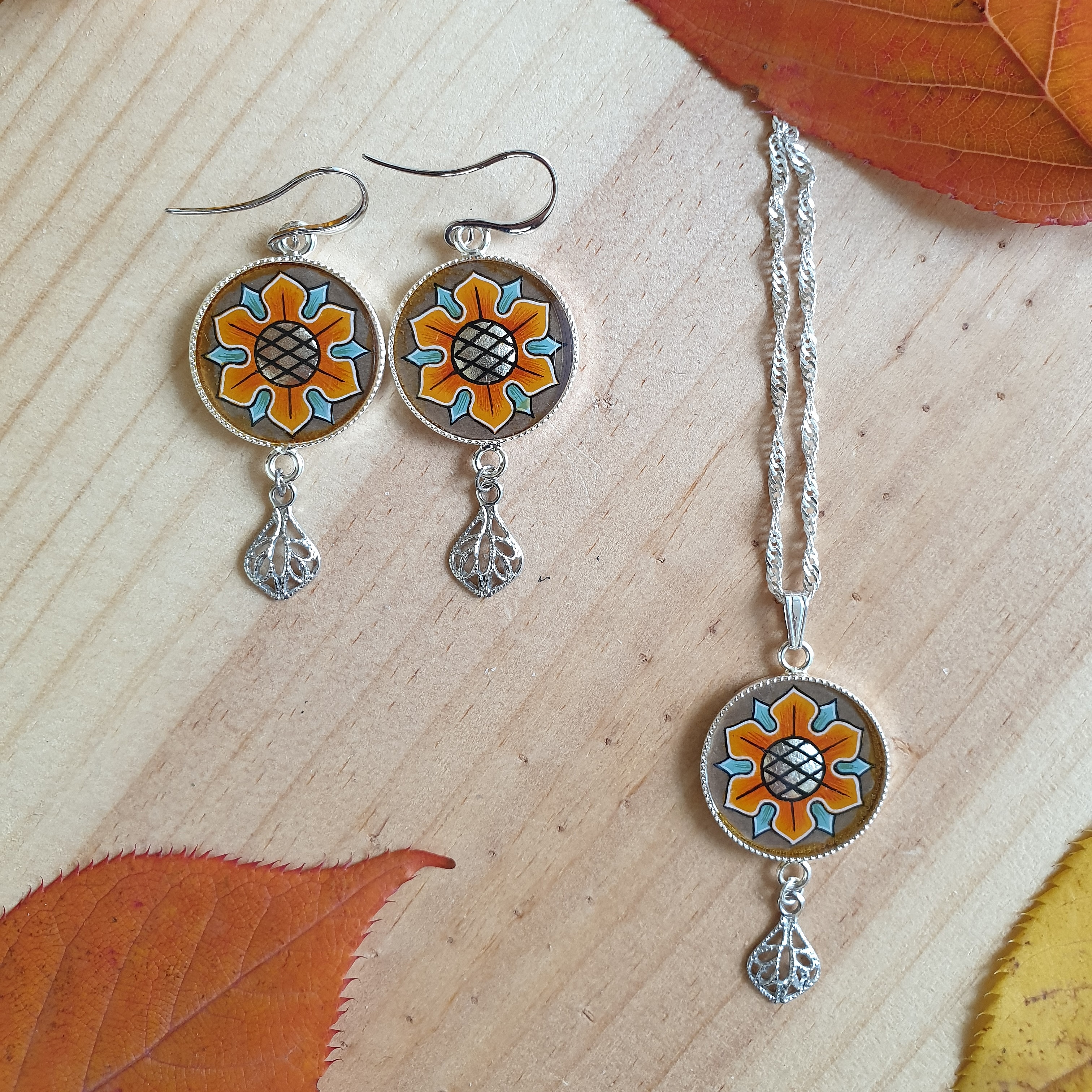 Parure de bijoux artisanaux CB Enluminures à motif floral.