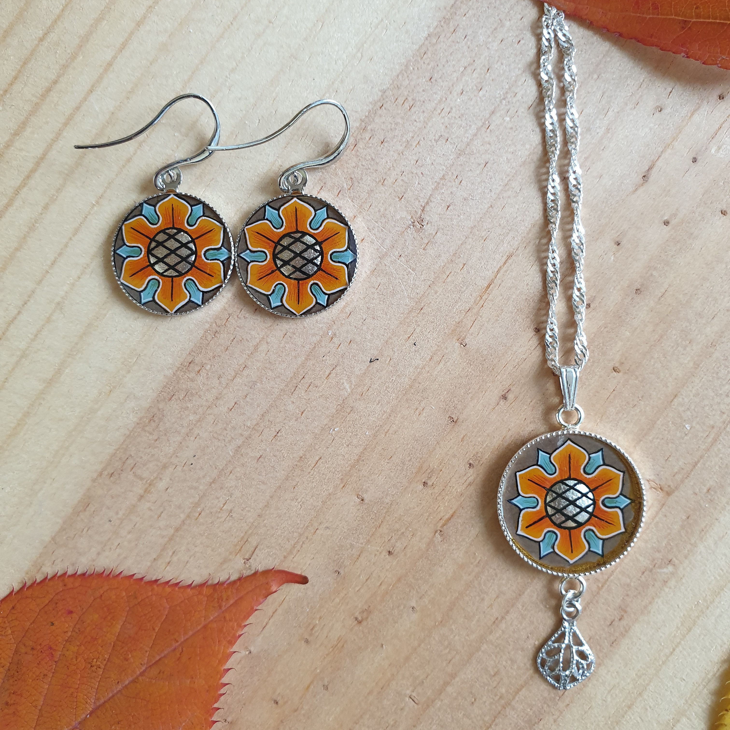 Parure de bijoux artisanaux CB Enluminures à motifs floraux.