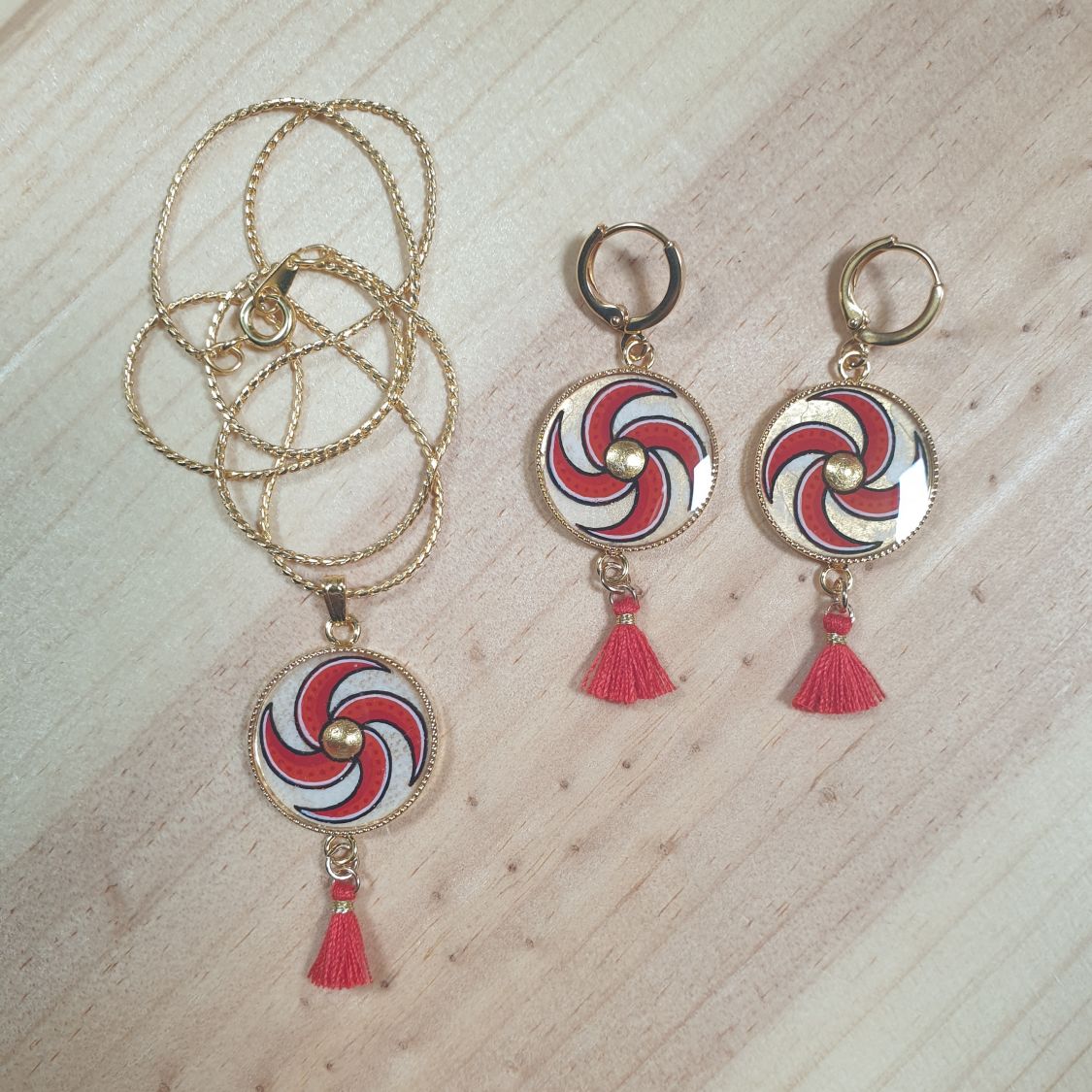 Collier pendentif enluminure spirale rouge et or