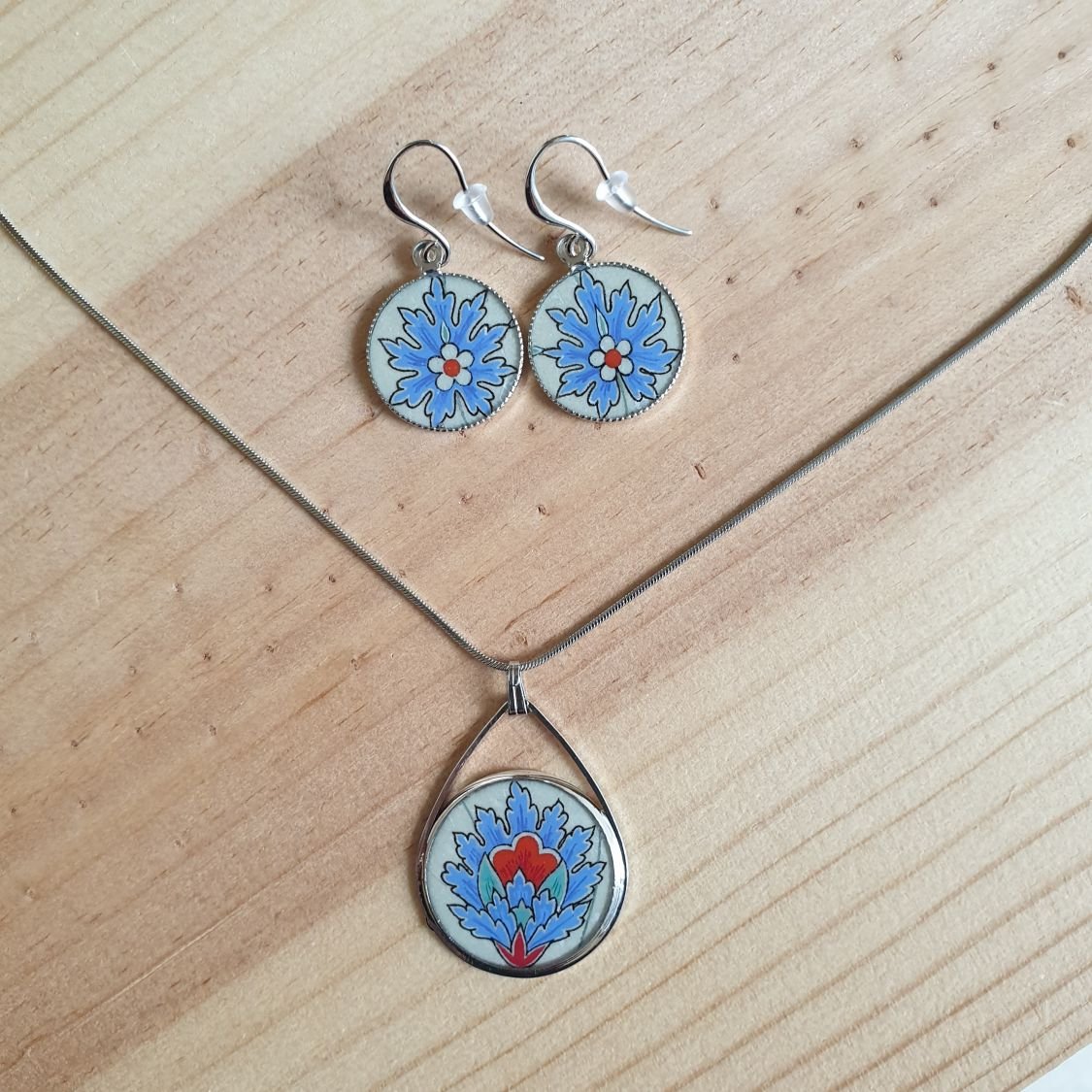 Collier pendentif fleur orientale bleue