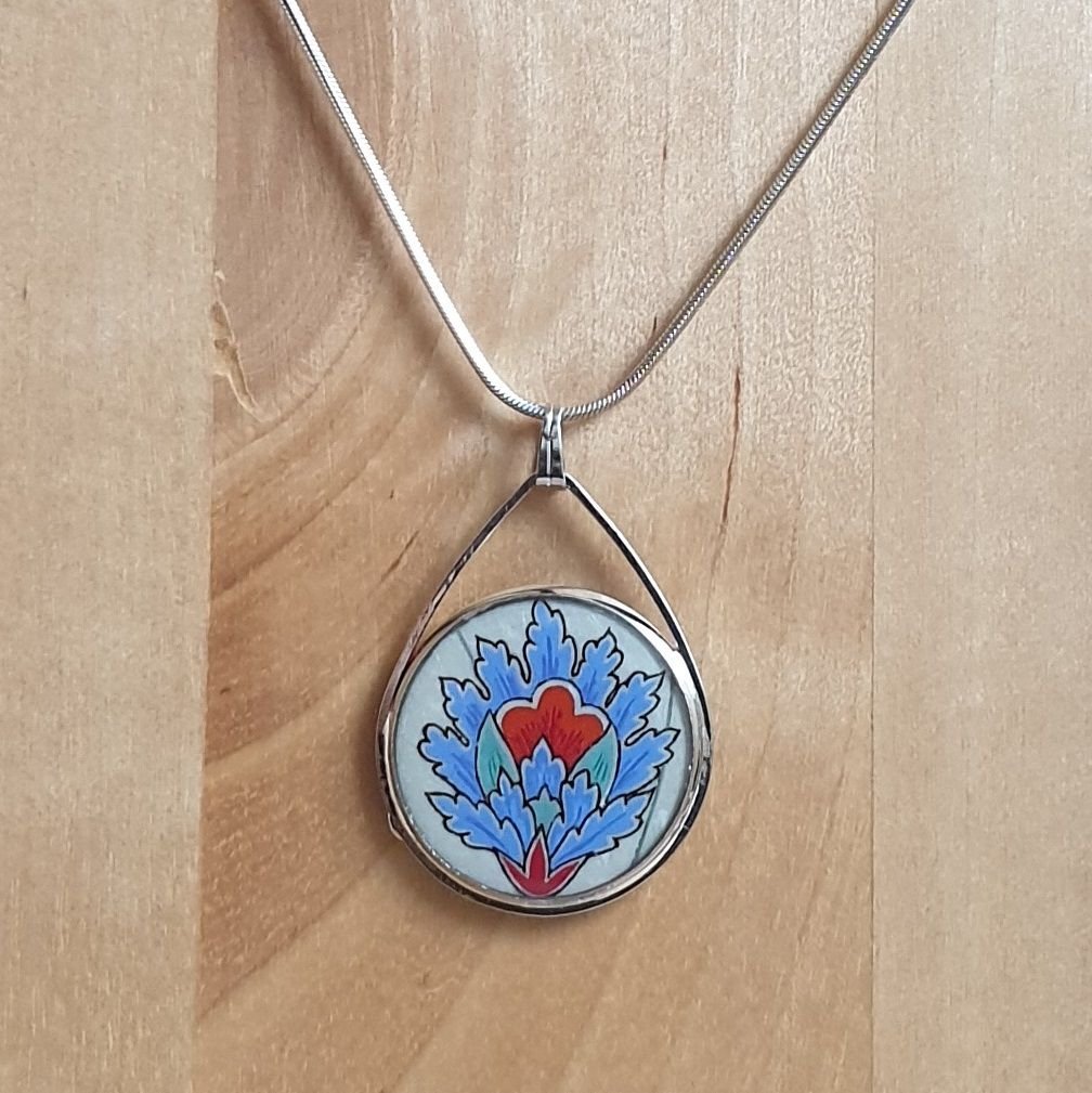 Collier pendentif fleur orientale bleue