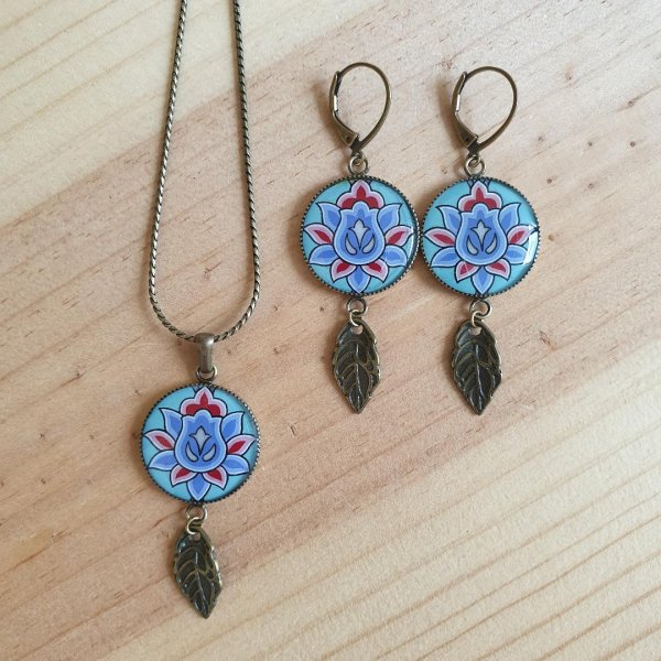 Halskette mit illuminiertem Blumenanh&auml;nger in gr&uuml;n/blau/rosa an silberner Kette