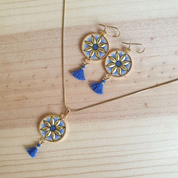 Enlumin&eacute;-Halskette mit goldener/blauer Blume an goldener Kette