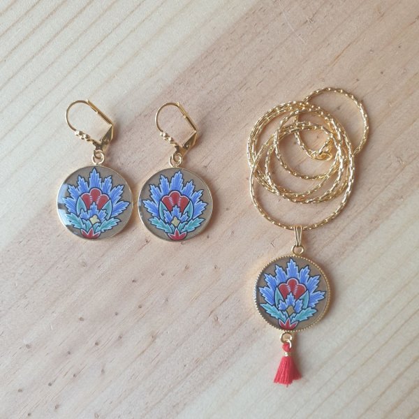 Halskette mit illuminiertem Anh&auml;nger Orientalische Blume blau