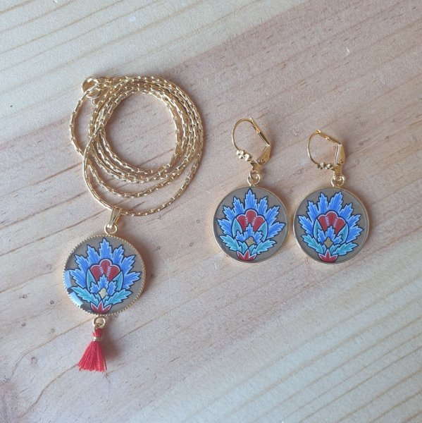 Halskette mit illuminiertem Anh&auml;nger Orientalische Blume blau