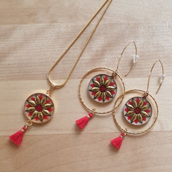 Enlumin&eacute;-Halskette mit goldener/blauer Blume an goldener Kette