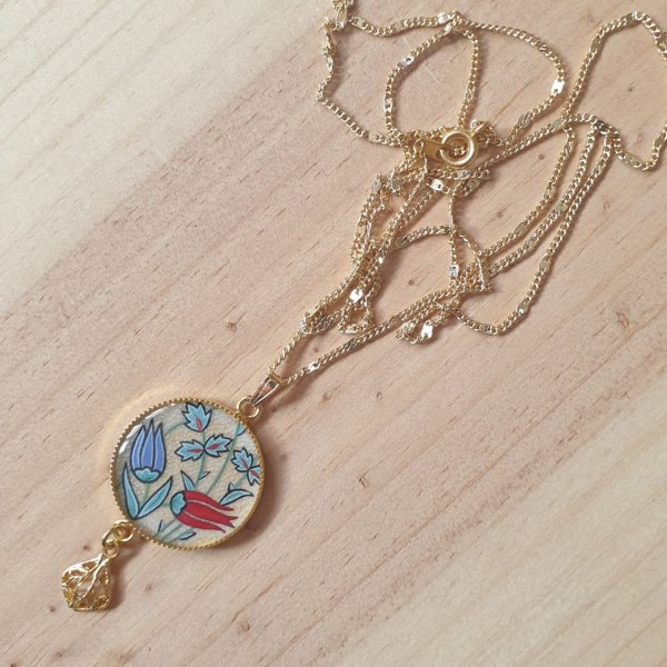 Halskette mit illuminiertem Anh&auml;nger aus orientalischen Blumen Halsband oder Sautoir