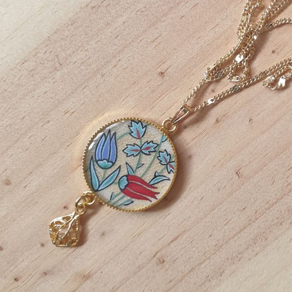 Halskette mit illuminiertem Anh&auml;nger aus orientalischen Blumen Halsband oder Sautoir