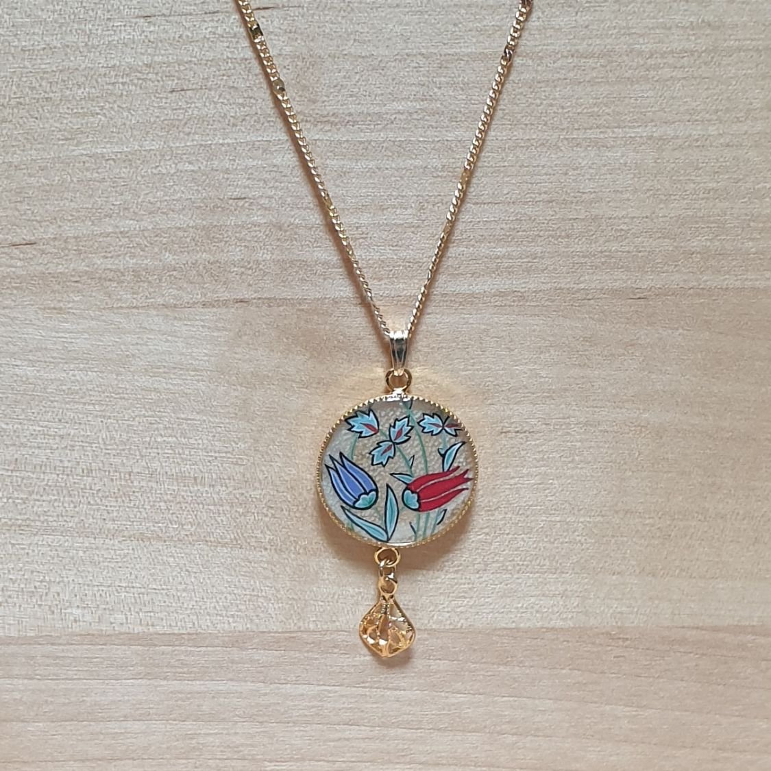 Halskette mit illuminiertem Anhänger aus orientalischen Blumen Halsband oder Sautoir