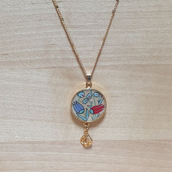 Halskette mit illuminiertem Anh&auml;nger aus orientalischen Blumen Halsband oder Sautoir