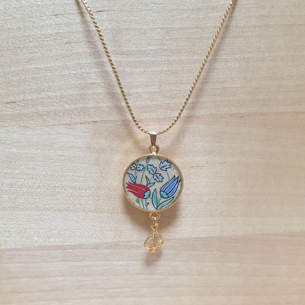 Halskette mit illuminiertem Anh&auml;nger aus orientalischen Blumen Halsband oder Sautoir