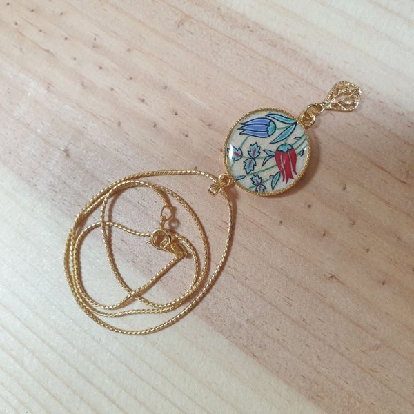 Halskette mit illuminiertem Anh&auml;nger aus orientalischen Blumen Halsband oder Sautoir