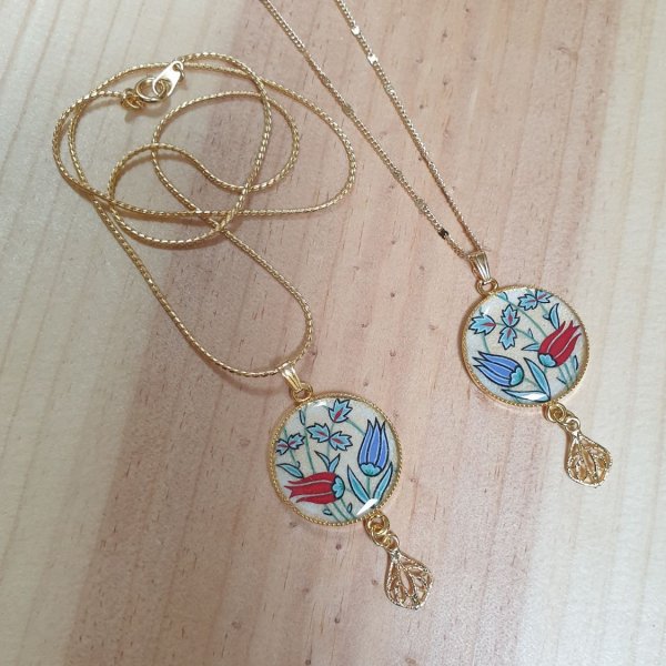 Halskette mit illuminiertem Anh&auml;nger aus orientalischen Blumen Halsband oder Sautoir